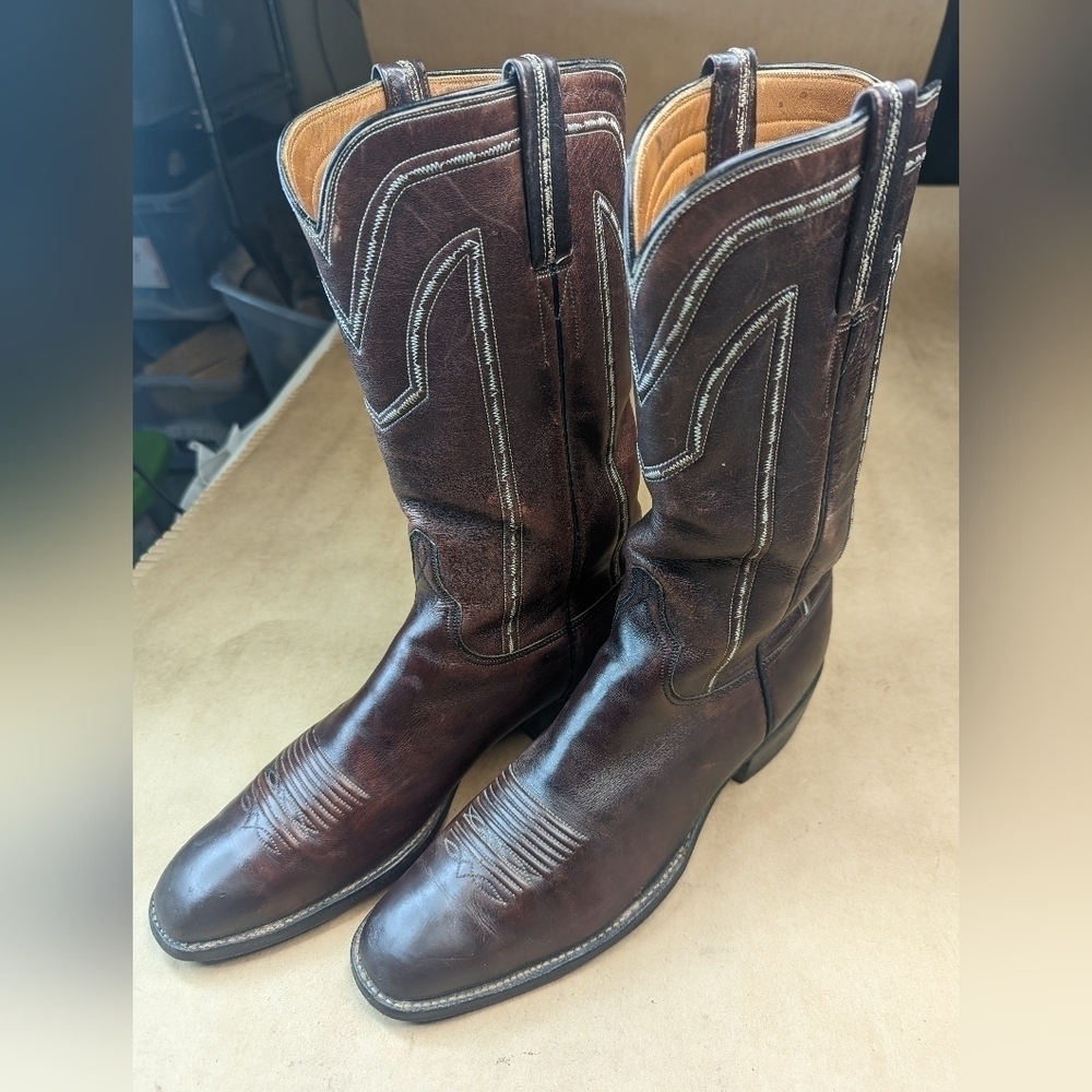 Lucchese Boots men's 9.5B brown leather classic Western cowboy boots. Some Scuff